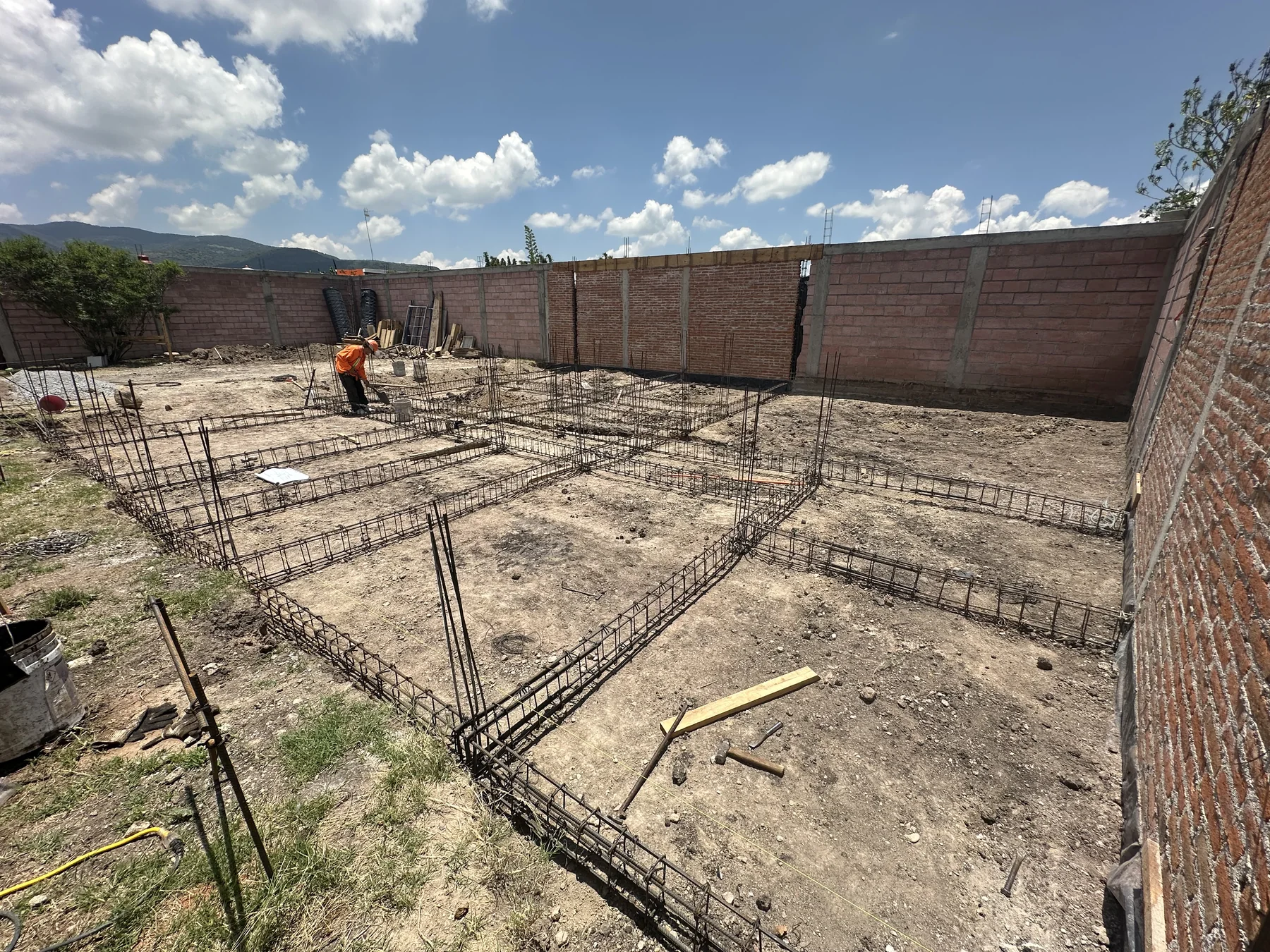 Armado de contratrabes de cimentación para vivienda residencial en el Bajío
