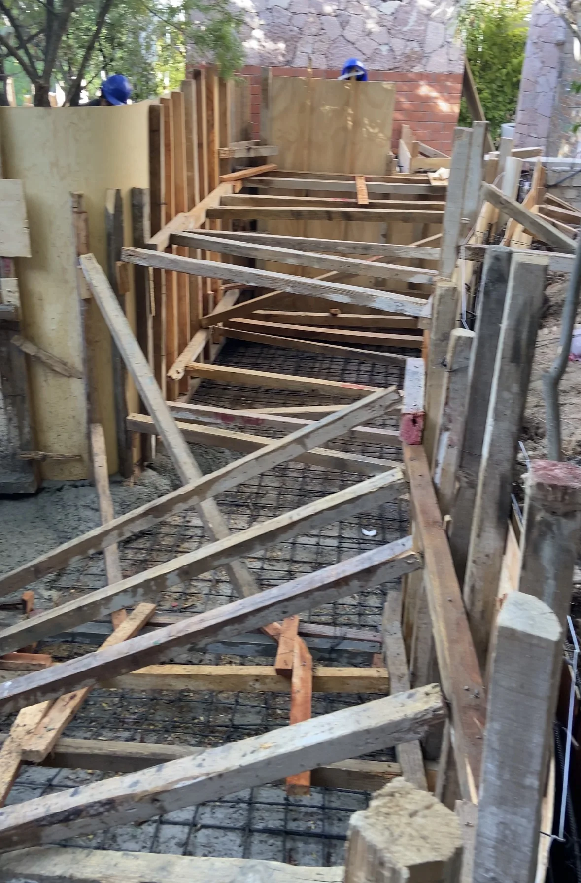 Cimbra y armado de muro de contención de concreto
