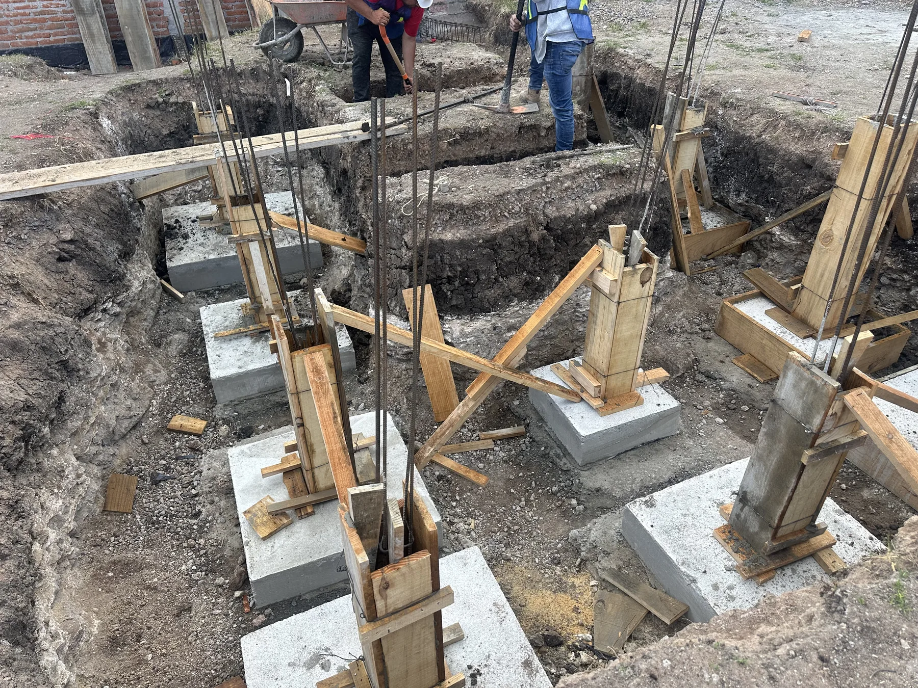 Cimentación con zapatas aisladas, dados y cimbra alineada en obra de SOGRUB en Querétaro