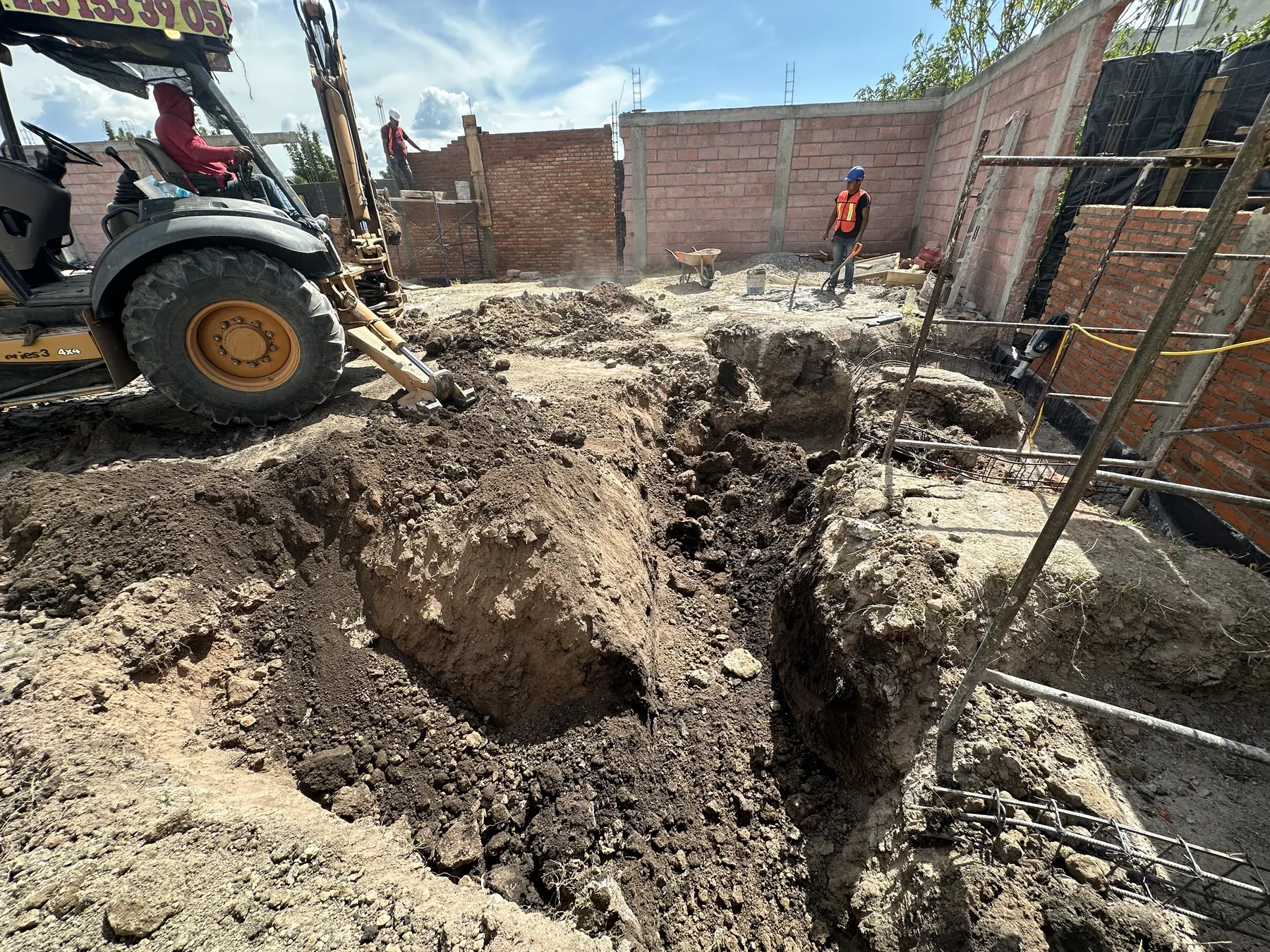Excavación con retroexcavadora para cimentación en obra en Querétaro