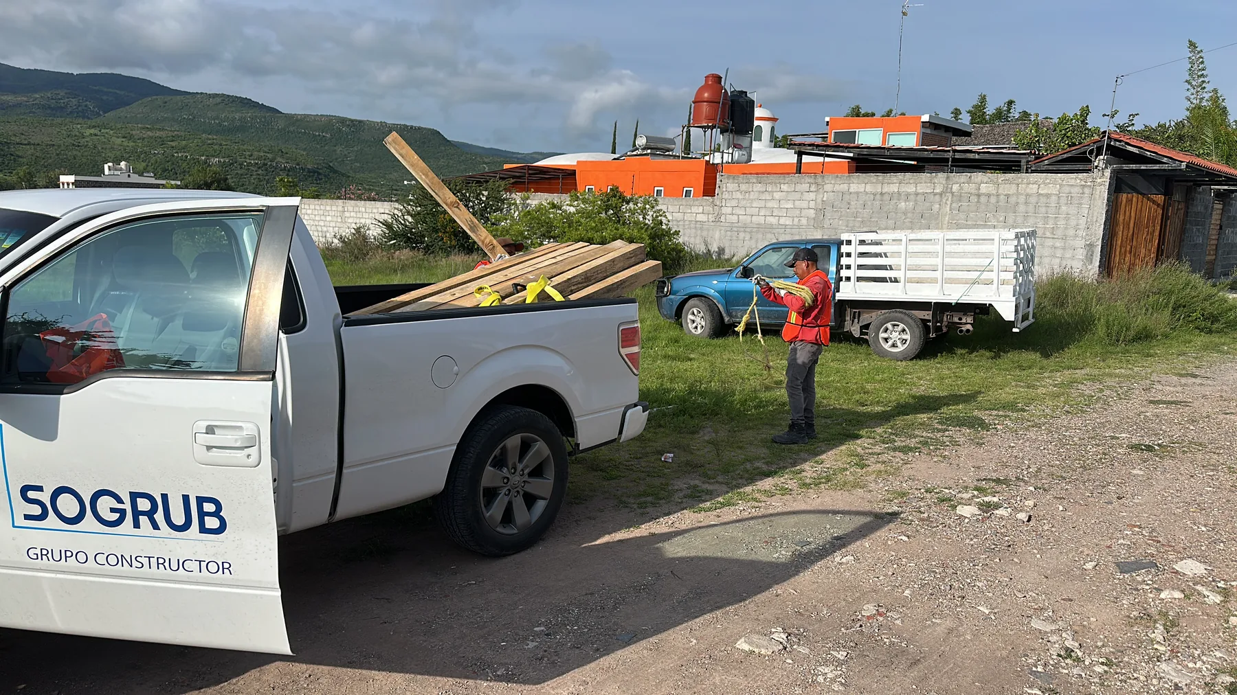 Camioneta de SOGRUB con suministro de madera para cimbra