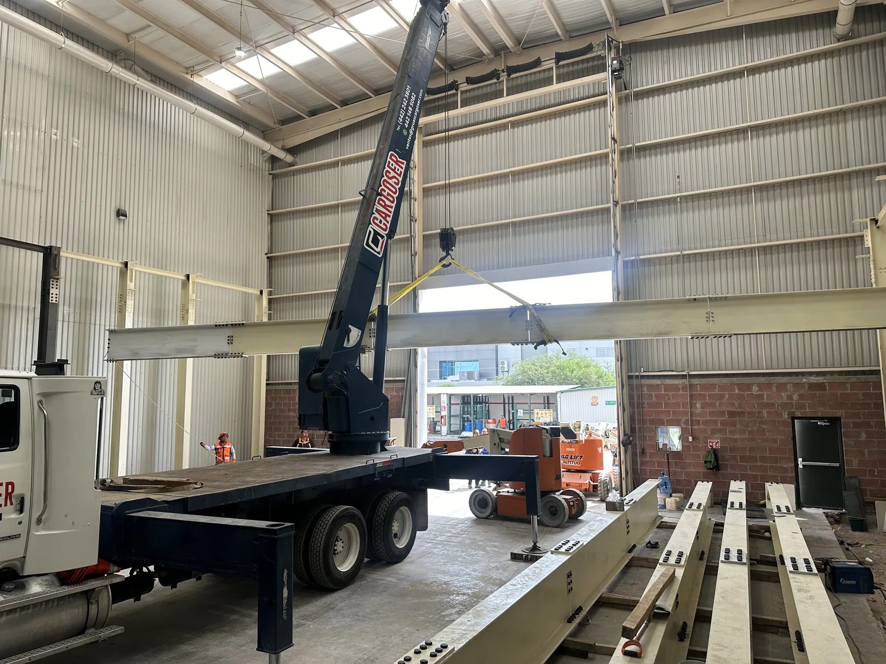 Montaje de trabe metálica con grúa en nave industrial en Querétaro