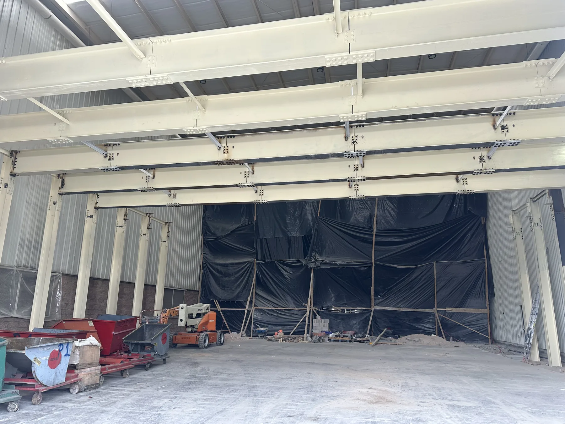 Interior de nave industrial con estructura metálica atornillada en Querétaro