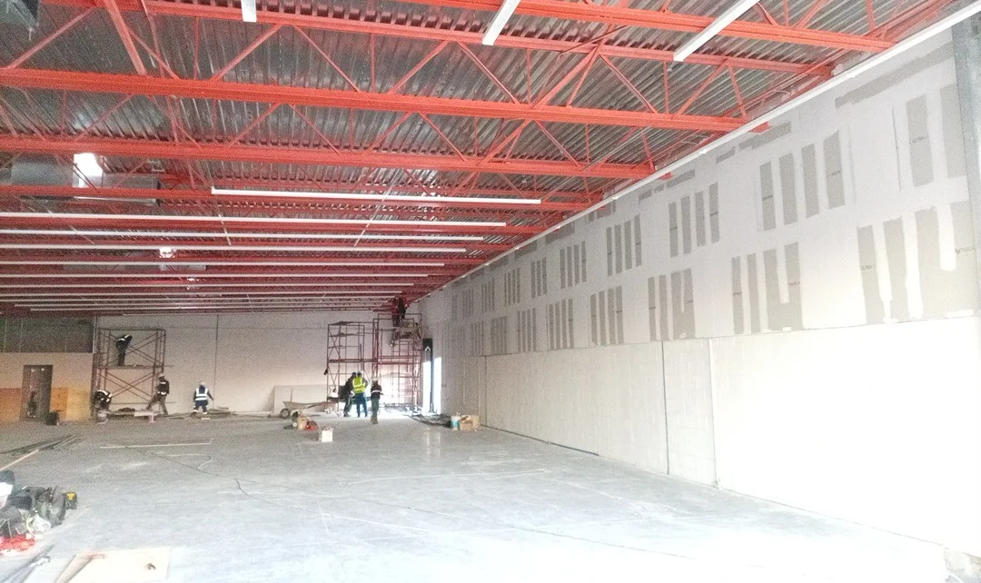 Nave industrial terminada con armaduras metálicas y muros divisorios en Querétaro