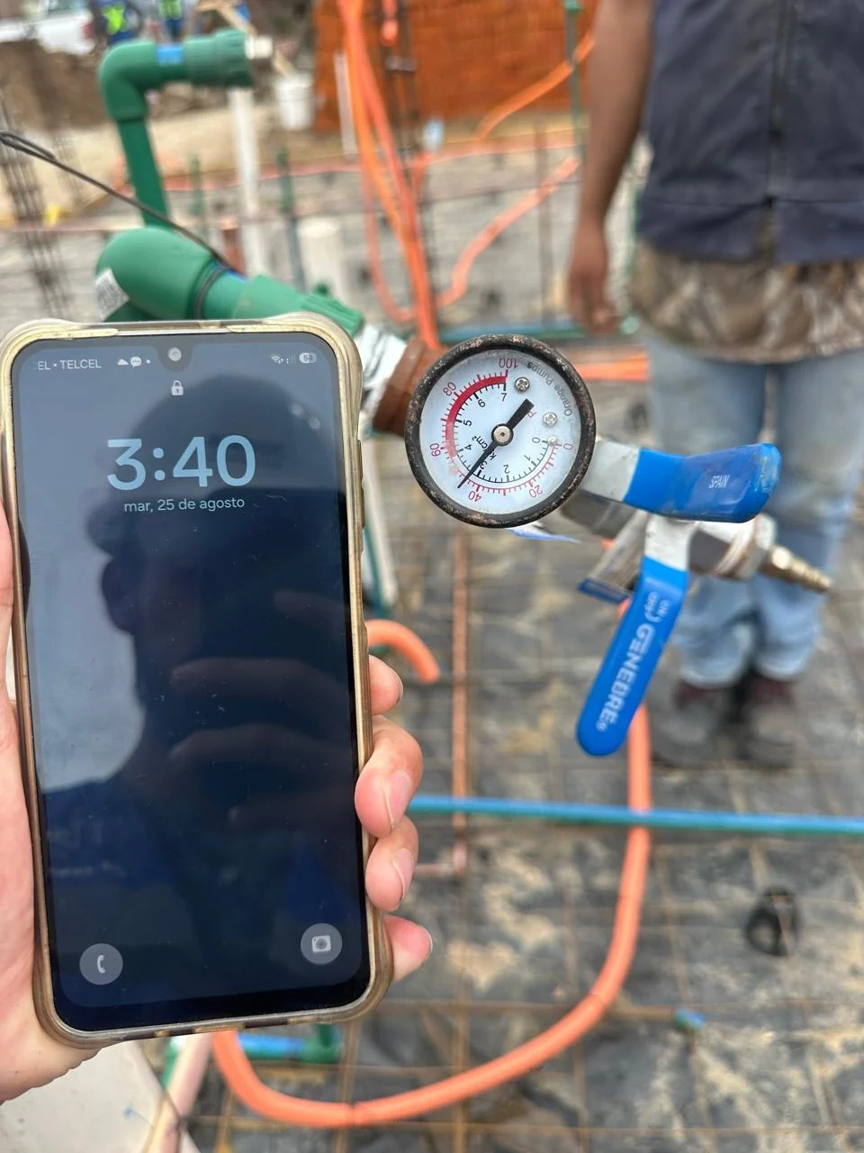 Prueba hidrostática de instalación hidráulica con manómetro y registro de hora