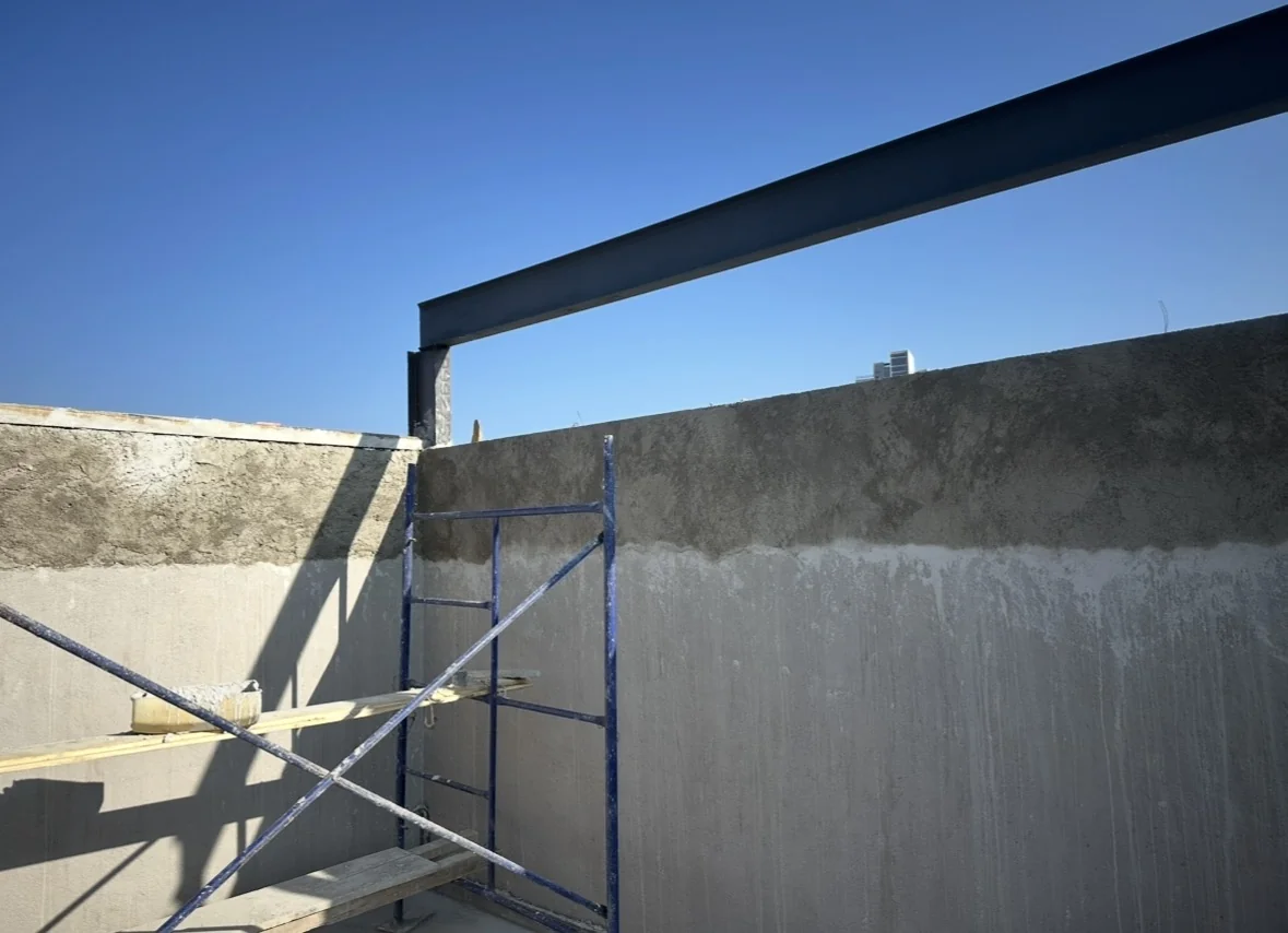 Viga metálica montada sobre muro de azotea en vivienda en Querétaro