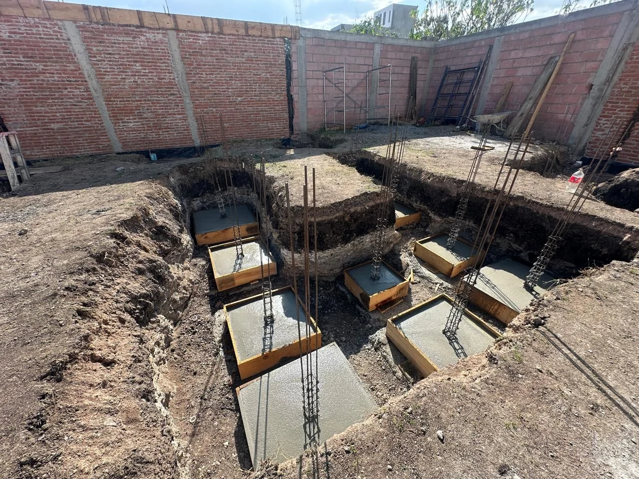 Zapatas aisladas coladas con cimbra de dados en edificación residencial